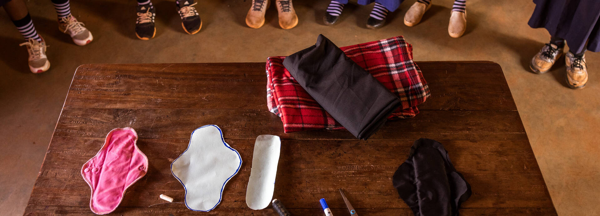 Schüler & Schülerinnen stellen wiederverwendbare Damenbinden her Schüler & Schülerinnen stellen wiederverwendbare Damenbinden her