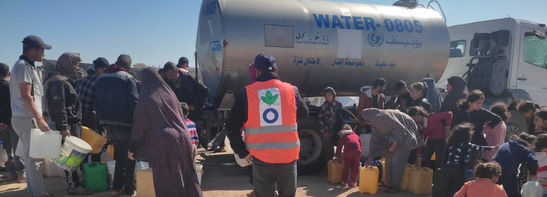Unsere Teams in Gaza unterstützen die notleidende Bevölkerung unter anderem mit Nahrung und Trinkwasser.