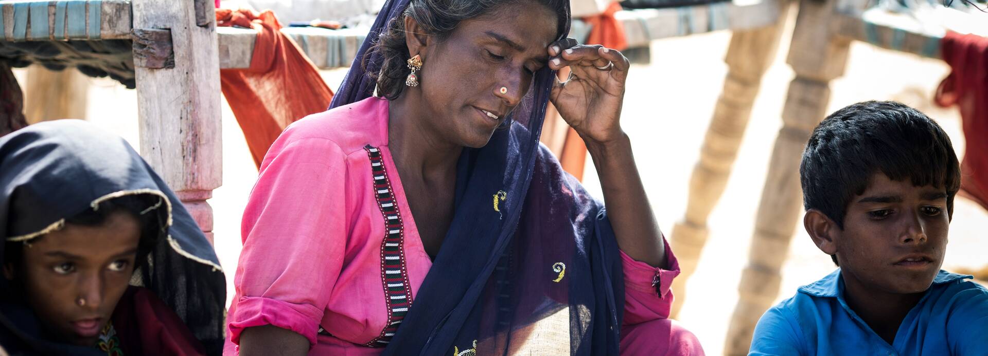Seema aus Pakistan mit ihren beiden Kindern. Bei den Überschwemmungen haben sie ihr Zuhause verloren und sind nun der Hitze ausgesetzt. Seema aus Pakistan mit ihren beiden Kindern. Bei den Überschwemmungen haben sie ihr Zuhause verloren und sind nun der Hitze ausgesetzt.