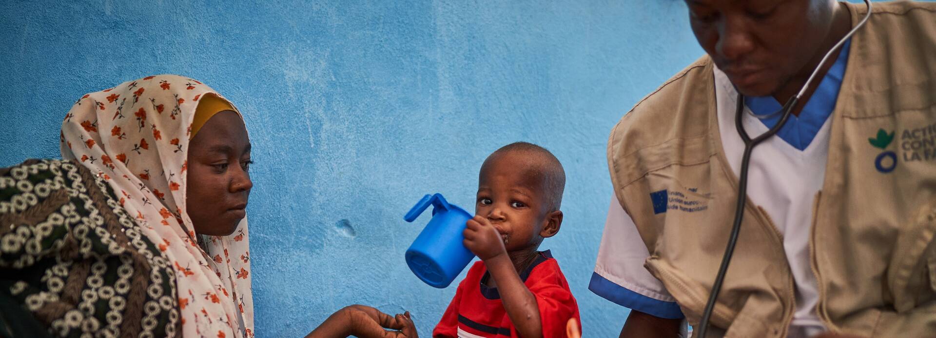 Ein kleines Kind ist zusammen mit der Mutter in Behandlung bei einem Arzt von Aktion gegen den Hunger. Ein kleines Kind ist zusammen mit der Mutter in Behandlung bei einem Arzt von Aktion gegen den Hunger.
