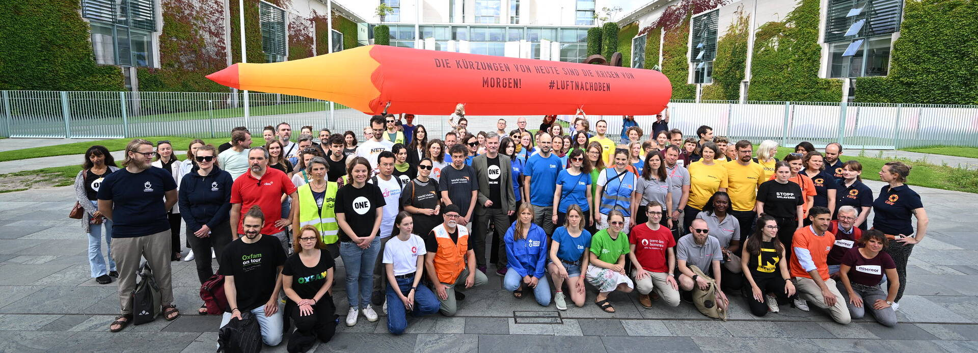 Breites Bündnis von Hilfs- und Entwicklungsorganisationen übt scharfe Kritik an Kürzungsplänen der Bundesregierung für internationale Zusammenarbeit Breites Bündnis von Hilfs- und Entwicklungsorganisationen übt scharfe Kritik an Kürzungsplänen der Bundesregierung für internationale Zusammenarbeit