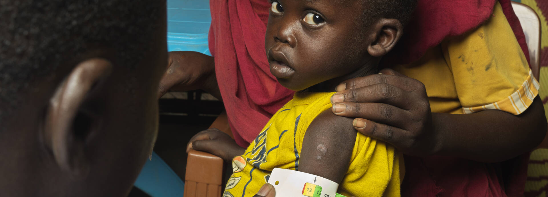 Der rote Messbereich des MUAC-Bands bedeutet akute Mangelernährung. Die Kinder sind in Lebensgefahr und müssen sofort medizinisch behandelt werden.
