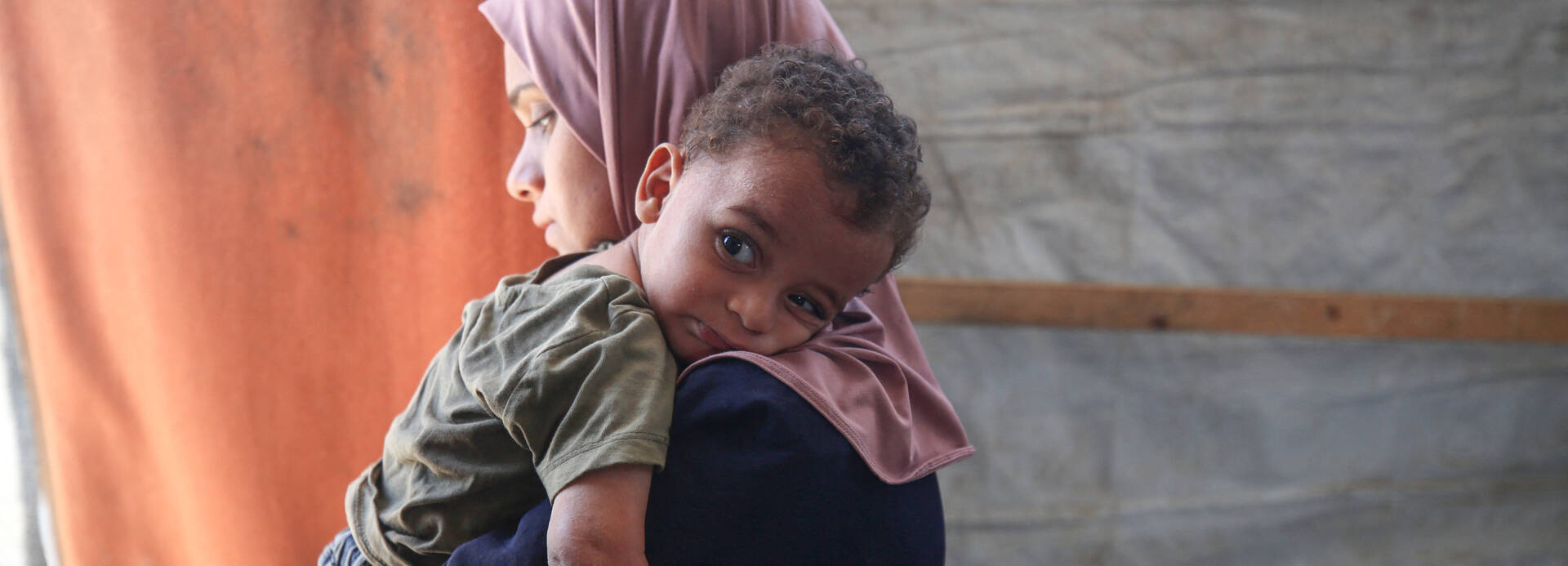 Polio gefährdet vor allem die Kleinsten: Der elf Monate alte Abdul Rahman, hier auf den Armen seiner Mutter, hat sich wahrscheinlich im Zeltlager angesteckt, in dem die Familie gerade lebt.