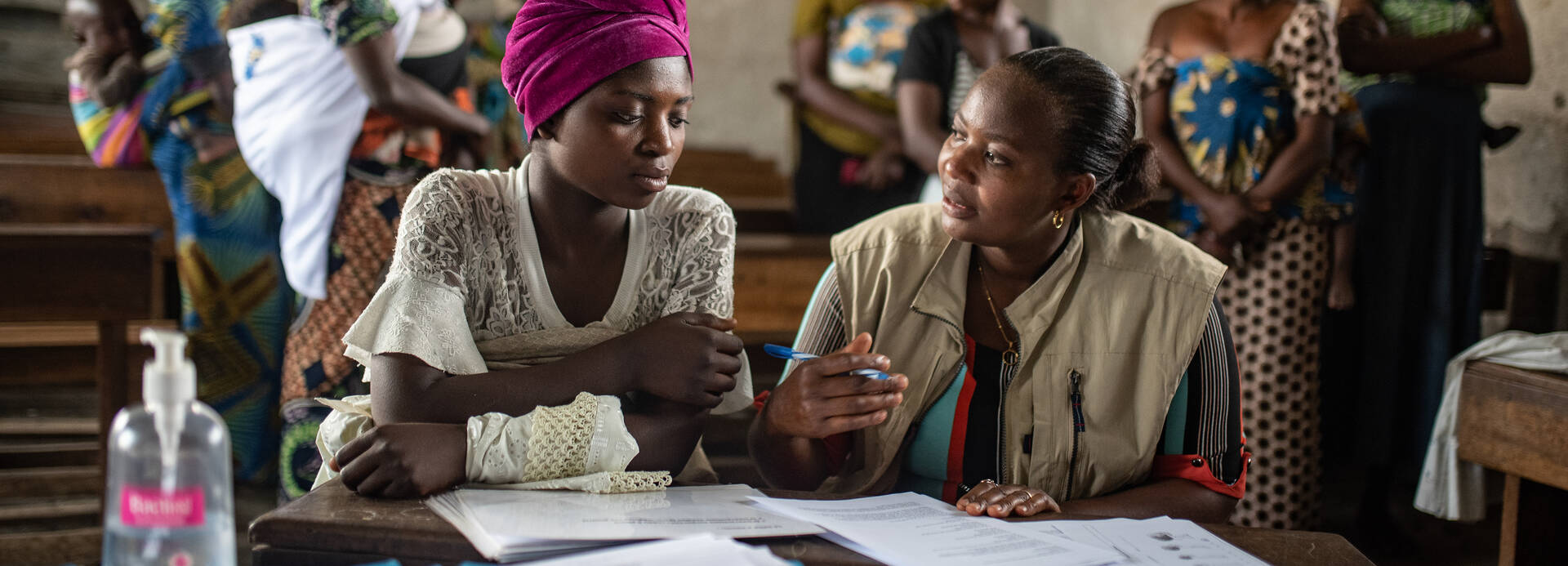 Ein Gesundheitshelferin von Aktion gegen den Hunger spricht mit einer Patientin.