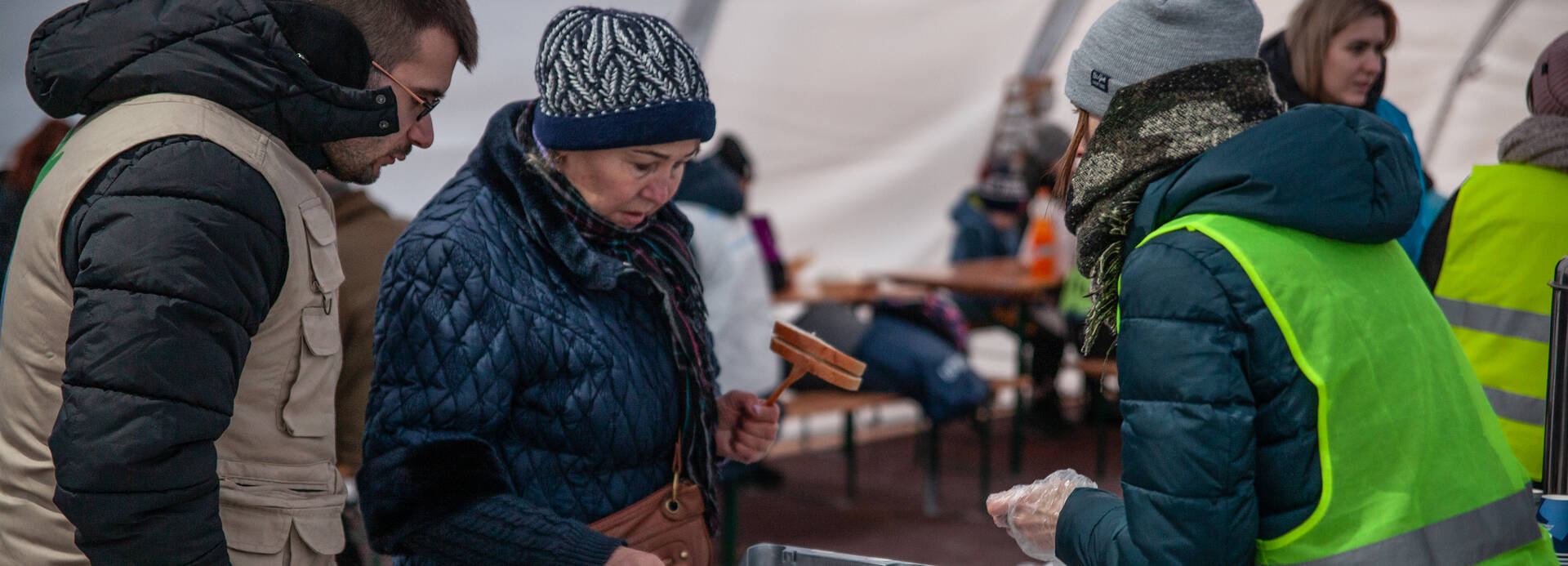 Aktion gegen den Hunger unterstützt Menschen aus der Ukraine im Winter unter anderem mit warmen Mahlzeiten.