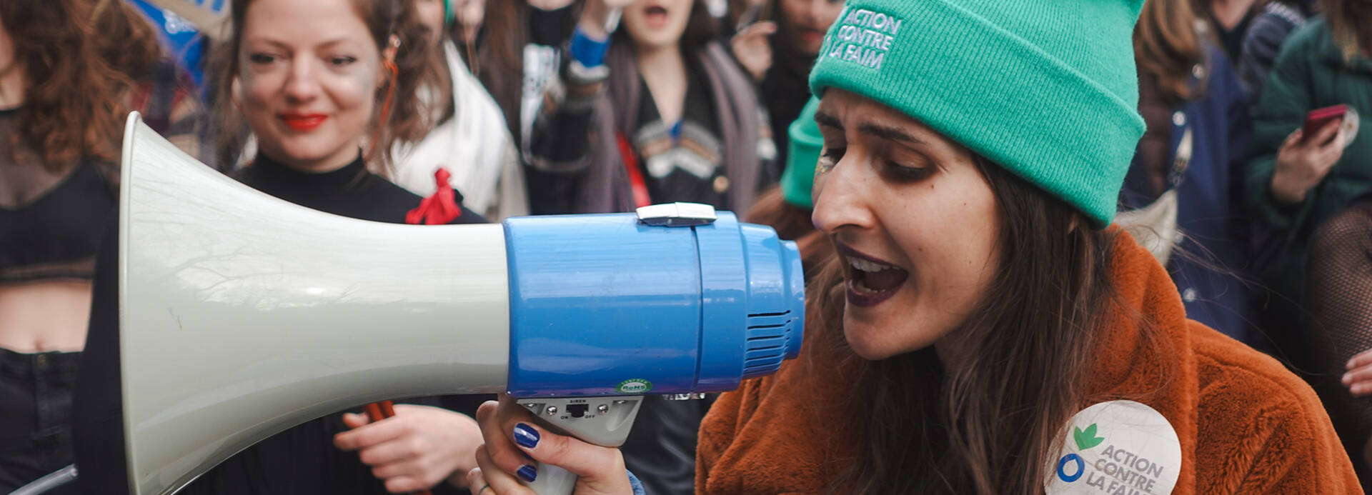 Umzug der Mitarbeiterinnen von Aktion gegen den Hunger anlässlich der Parade zum Internationalen Tag der Frauenrechte am 8. März 2024 in Paris.