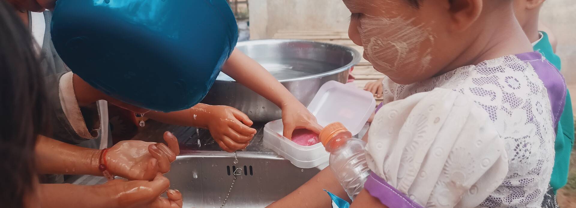 Kinder in Myanmar beim Händewaschen