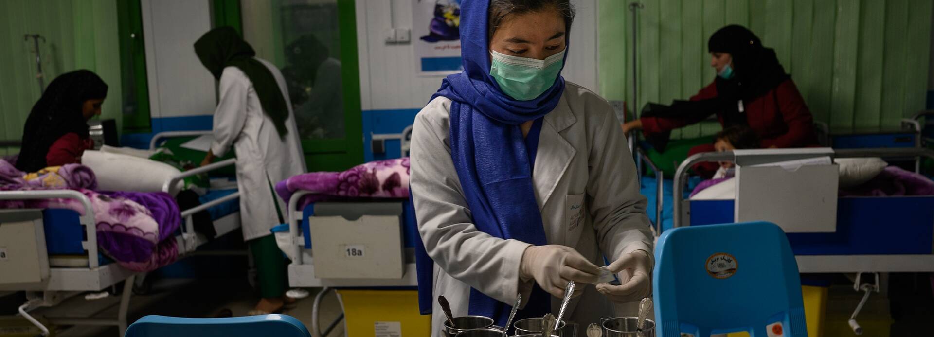 Eine Ernährungsspezialistin bereitet therapeutische Milch für akut unterernährte Kinder und Säuglinge in einer stationären Abteilung der therapeutischen Ernährungseinheit von Aktion gegen den Hunger in Afghanistan vor.