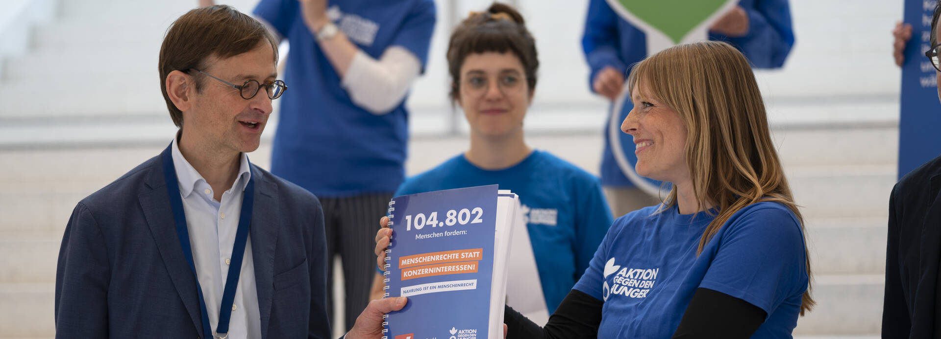 104.802 Unterschriften unserer Petition haben wir am 24. Juni an das Landwirtschaftsministerium übergeben.