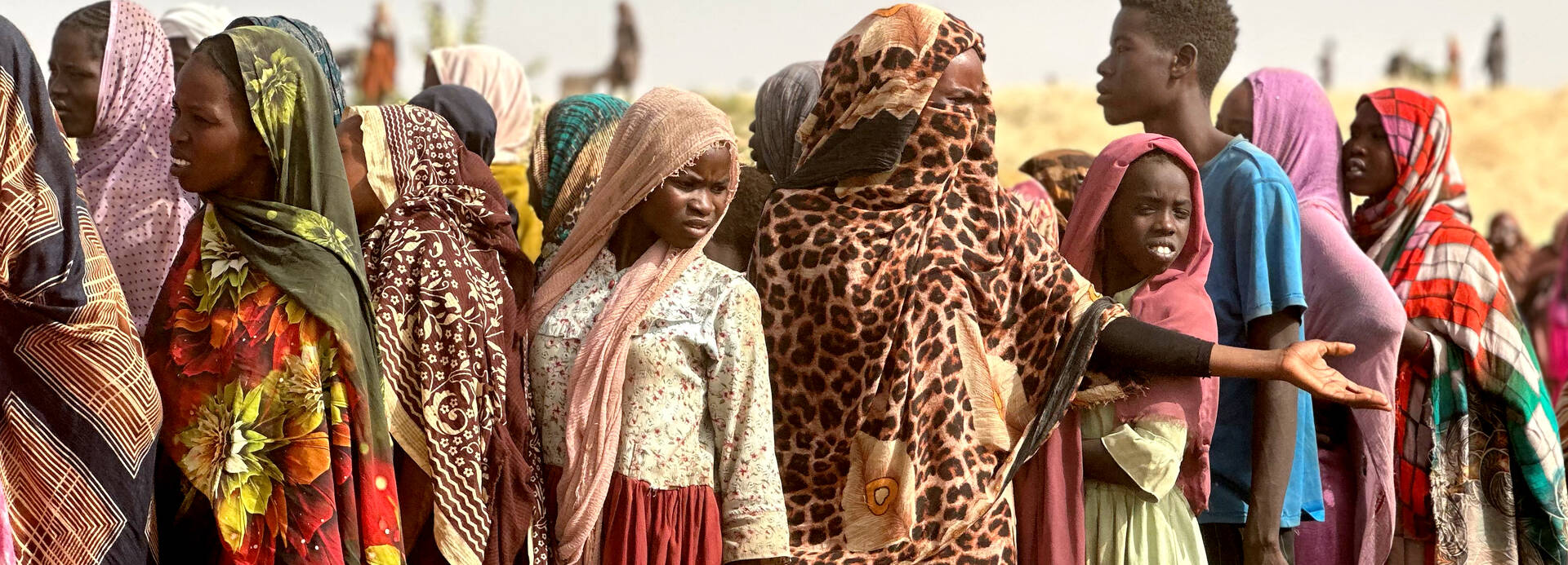 Menschen aus dem Sudan beim Warten auf Nahrungsmittel