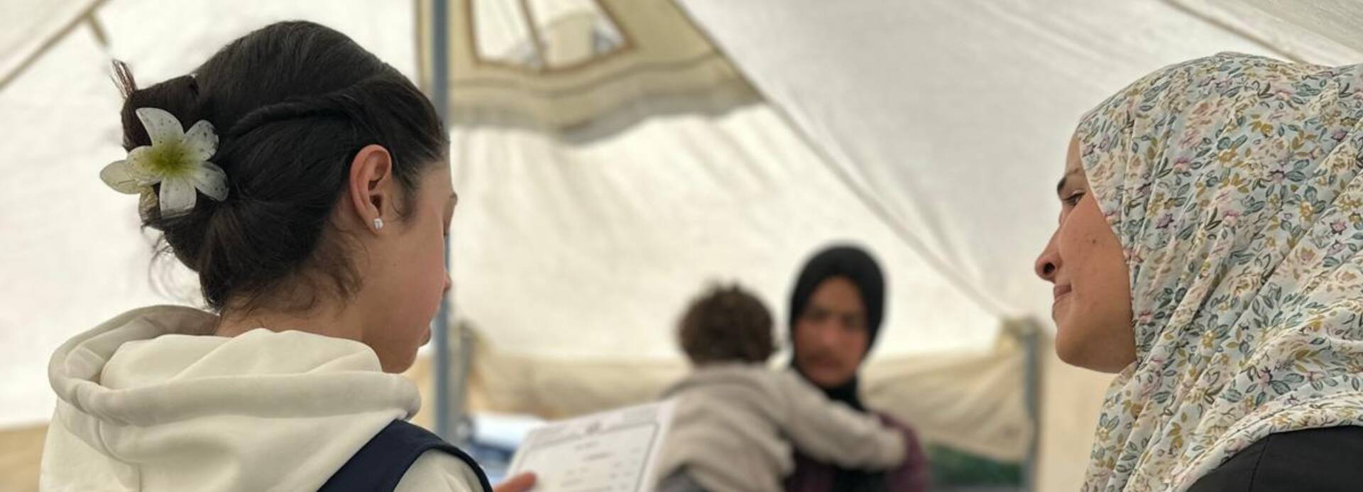 Mitarbeitende von Aktion gegen den Hunger beraten Schwangere und Stillende trotz der schwierigen Lage so gut es geht.