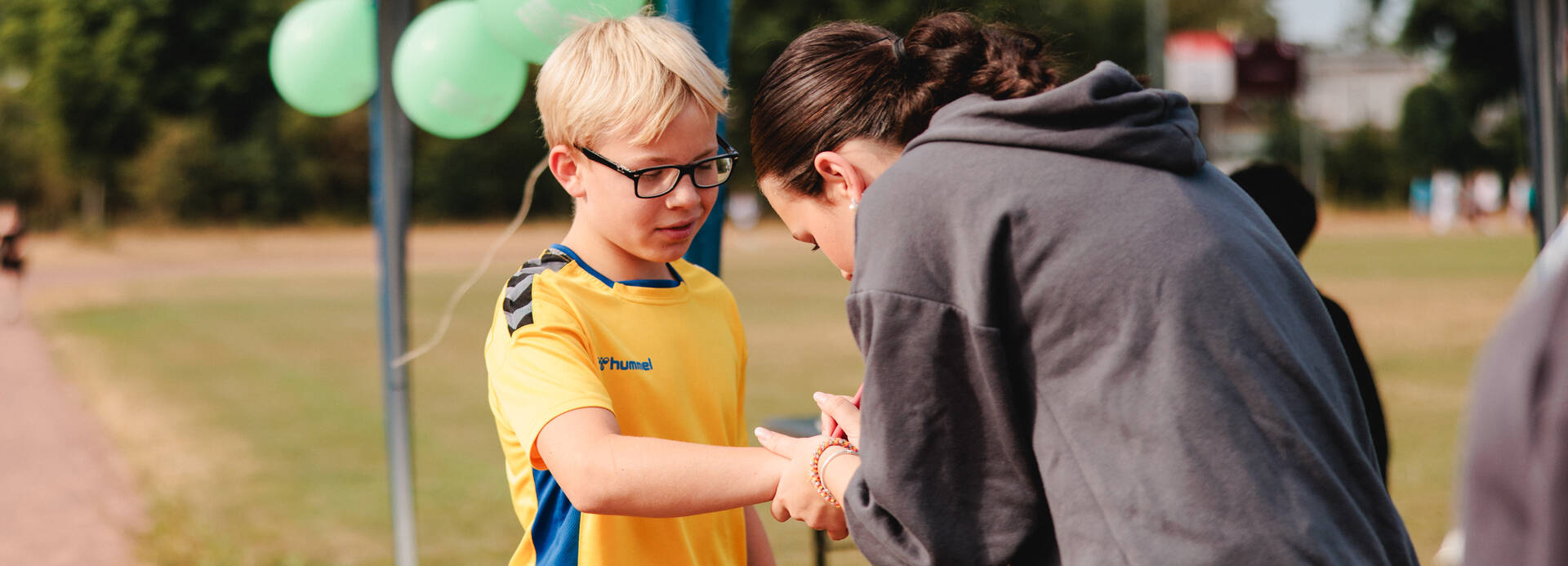 Schüler erhält vor dem Lauf sein Teilnahme-Armband