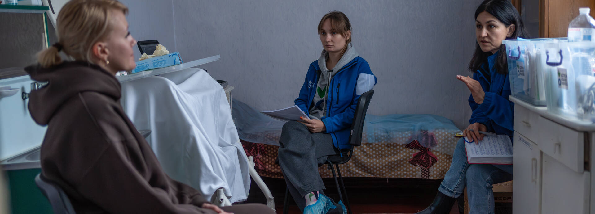 Eine aus Sumy vertriebene Frau bei einer Vorsorgeuntersuchung durch ein mobiles Team von Aktion gegen den Hunger in Kurmany (Oblast Sumy)