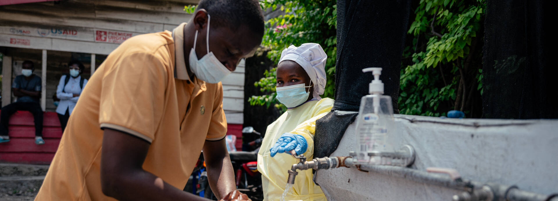 Menschen in der Demokratischen Republik Kongo mit Masken waschen sich die Hände nach Ausbruch des Ebola-Virus.