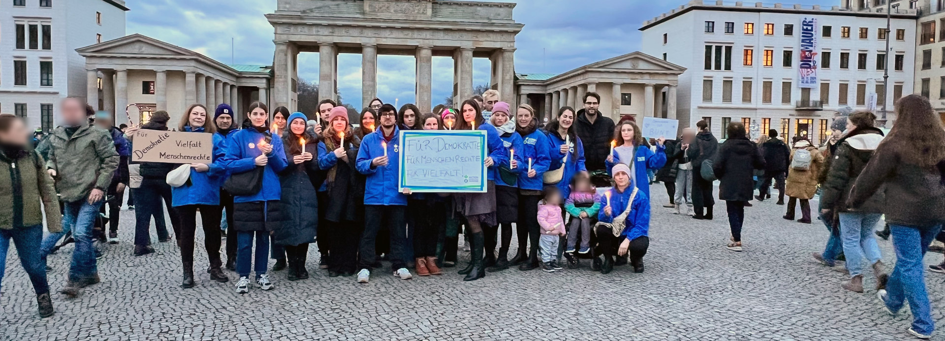 Gruppenbild Aktion gegen den Hunger Demonstration vor dem Brandenburger Tor "Wir sind die Brandmauer!"