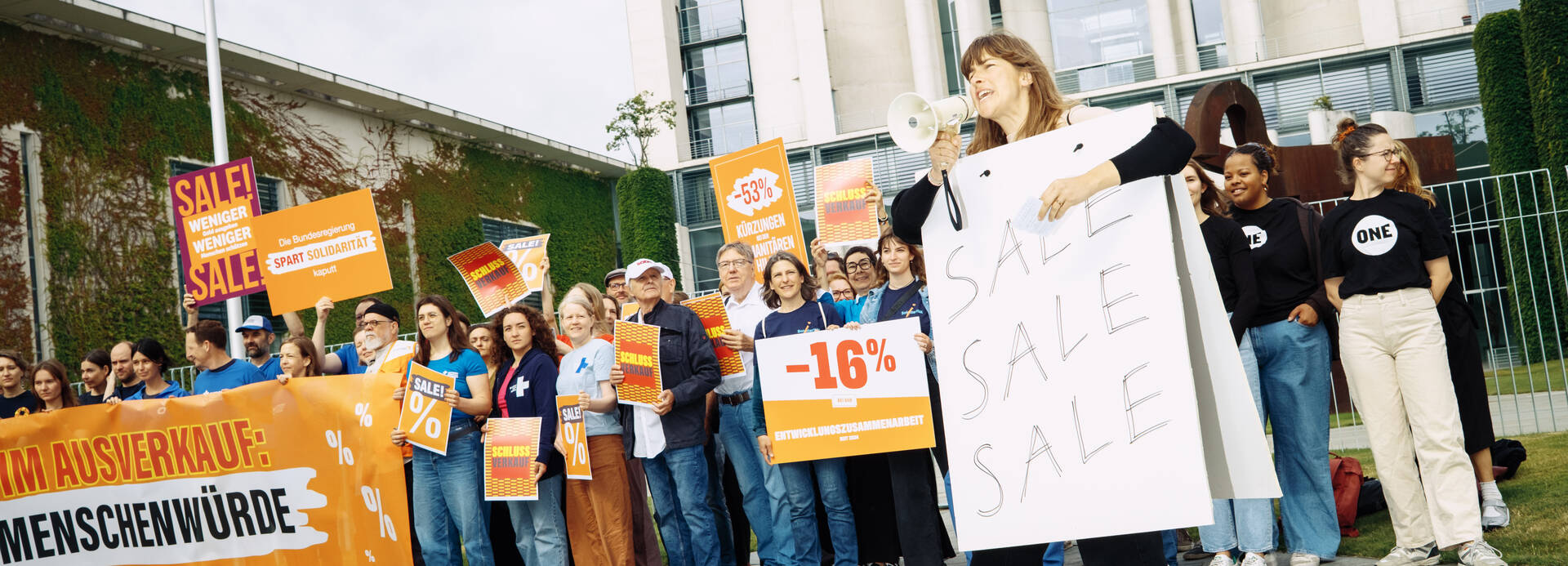 Protestierende vor dem Kanzleramt
