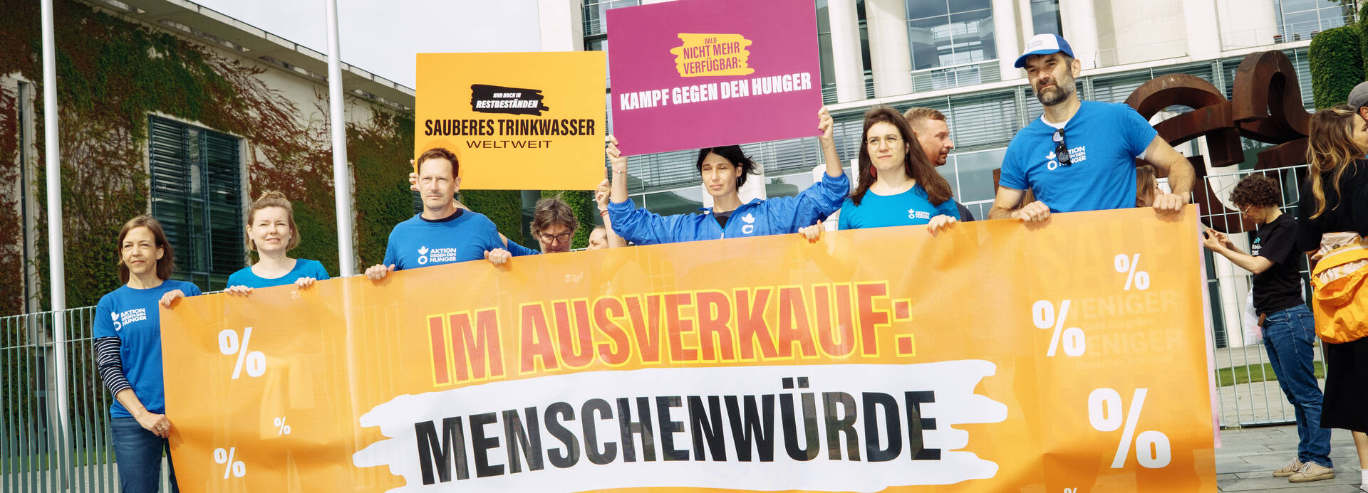 Gemeinsam mit rund 20 Organisationen protestieren wir vor dem Kanzleramt gegen die Kürzungen