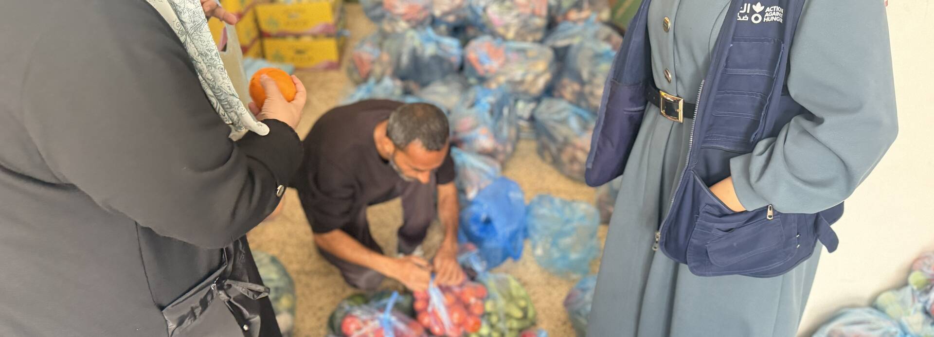 Teams von Aktion gegen den Hunger organisieren die Ausgabe von frischem Obst und Gemüse an Familien in Khan Younis, Gaza.