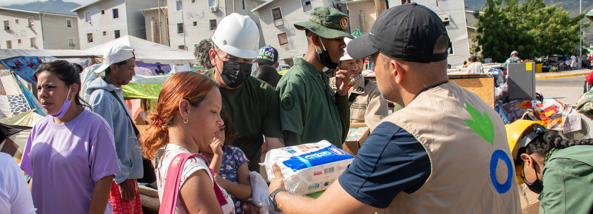 Verteilung von Hygieneartikeln an vom Erdbeben betroffene Familien im Sektor Playa Grande der Comuna Hugo Chávez Frías (Venezuela)