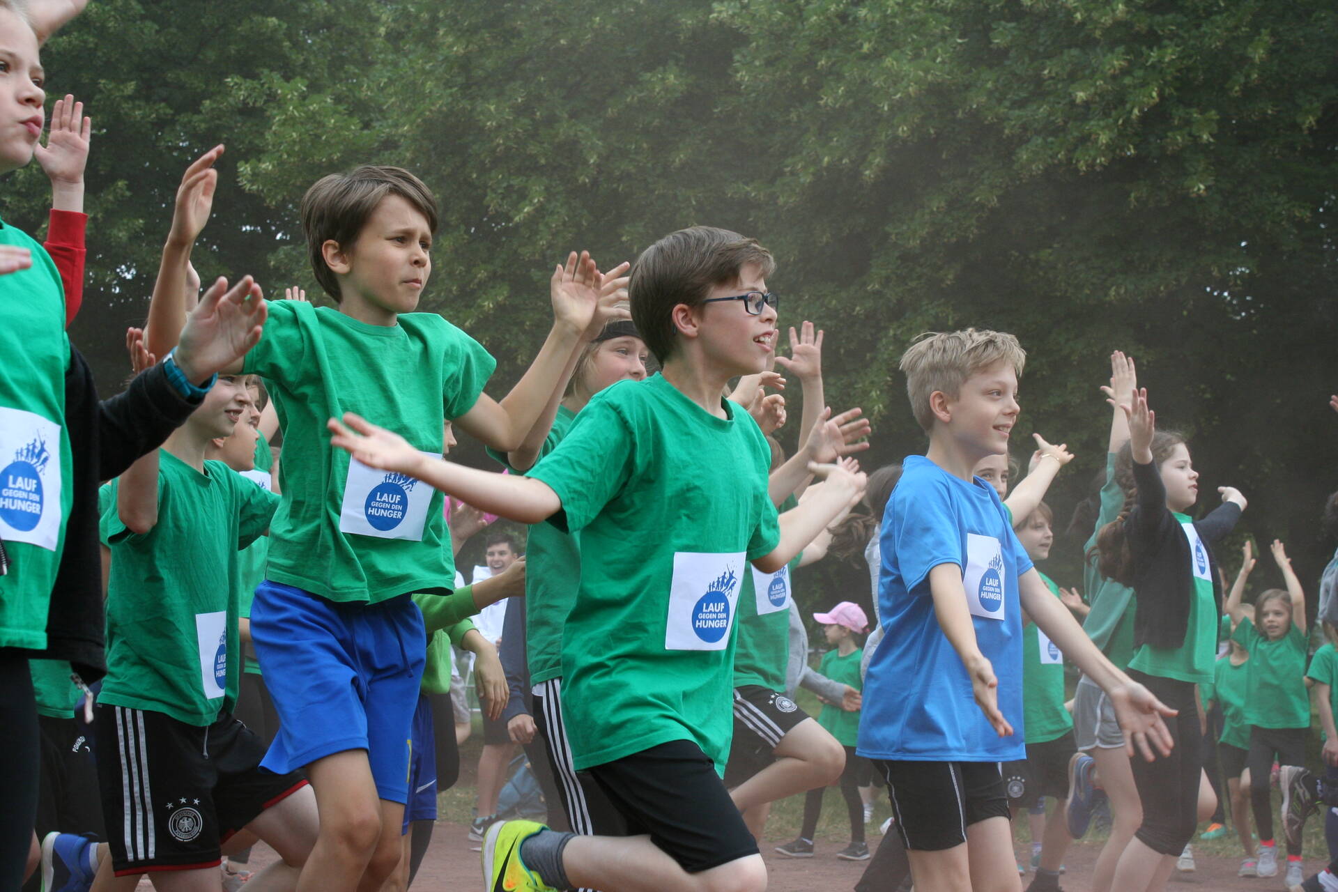 Schüler*innen bei Aufwärmübungen für den Lauf gegen den Hunger.