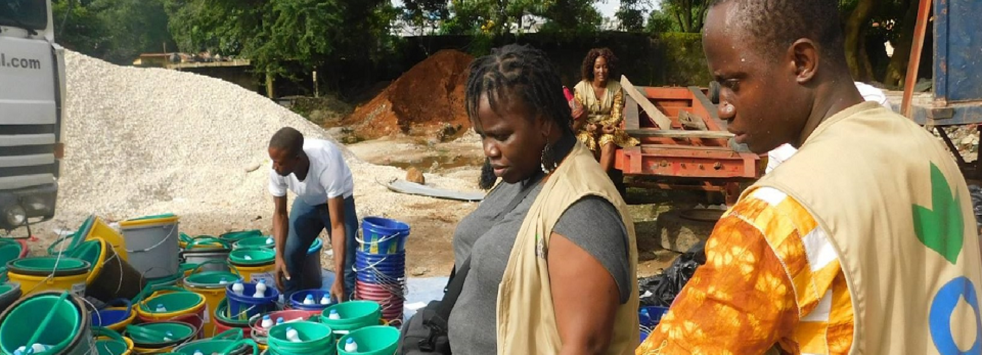 ©Aktion gegen den Hunger Helfer verteilen Hygiene-Sets an die Haushalte.
