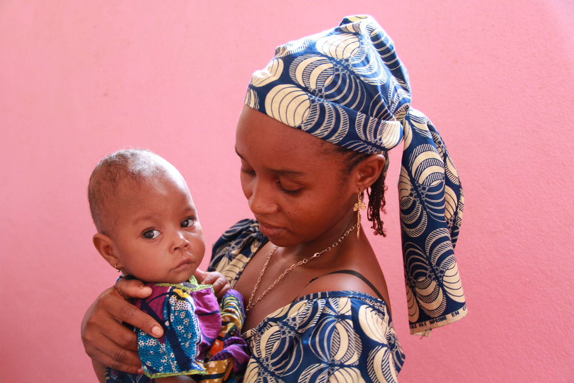 Ein Kind auf dem Arm von seiner Mutter