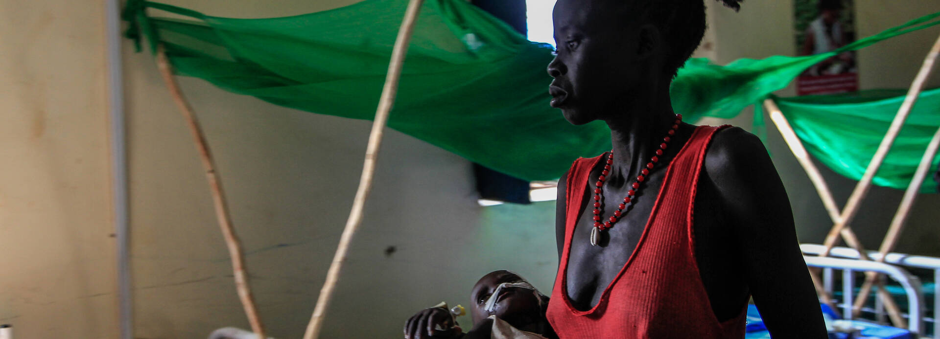 Mutter hält Säugling Mutter hält Säugling