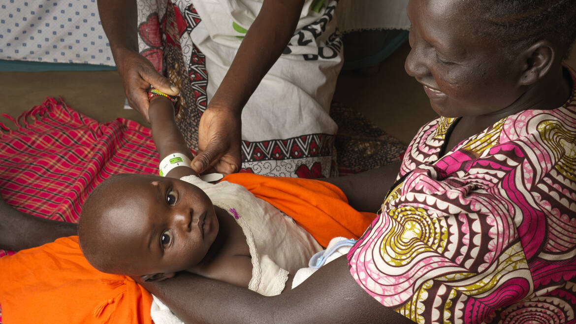 Kind wird von Aktion gegen den Hunger mit MUAC Band auf Mangelernährung untersucht