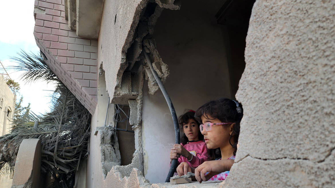 Palästinensische Mädchen sind in einem beschädigten Gebäude zu sehen, als der Zivilschutz und palästinensische Bewohner*innen nach israelischen Angriffen in Khan Yunis, Gaza, am 2. Oktober 2024 eine Such- und Rettungsaktion starten. 