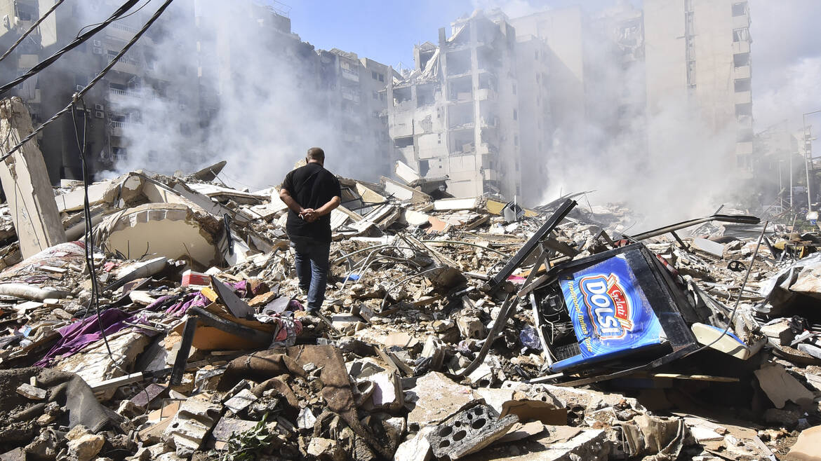 Die Zerstörung am Ort eines nächtlichen israelischen Luftangriffs auf die Stadtteile Laylaki, Harat Hreik und Sant Tares in den südlichen Vororten von Beirut am 1. Oktober 2024.