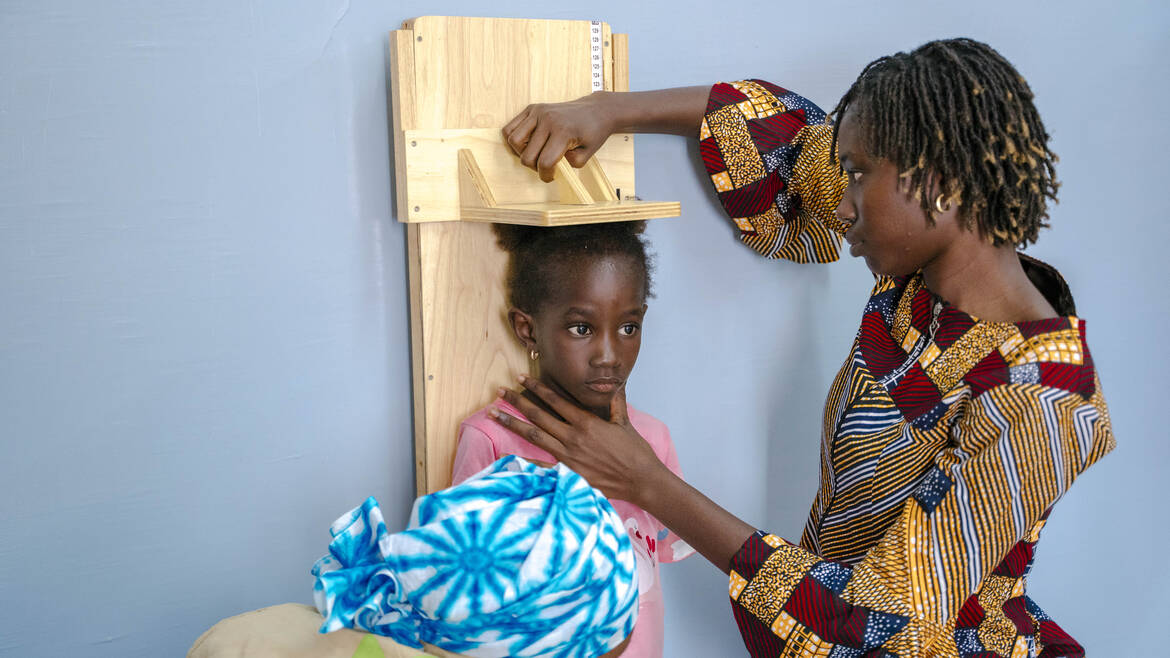 Die Körpergröße eines Kindes wird auf klassische Art gemessen.