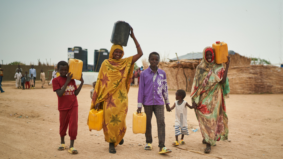 Familie trägt Wasser im Tschad