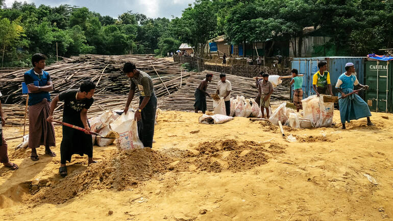 rohingya_befüllen_sandsäcke