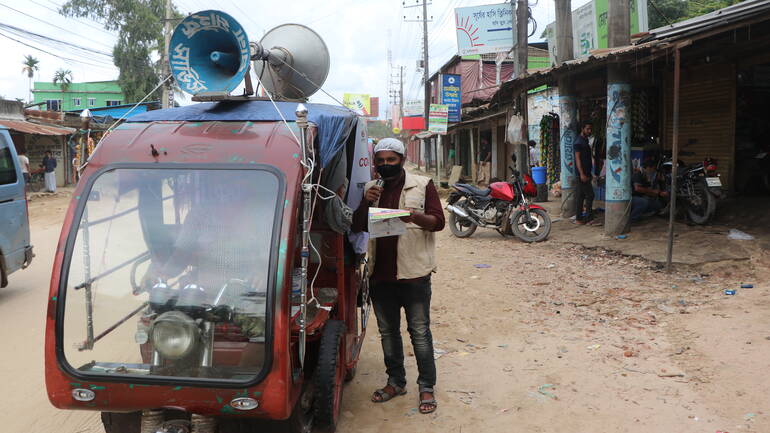 COVID-19-Aufklärungsmobil mit Megafon COVID-19-Aufklärungsmobil mit Megafon