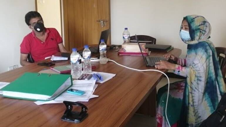 Gemeindehelferin von Aktion gegen den Hunger im Büro Gemeindehelferin von Aktion gegen den Hunger im Büro