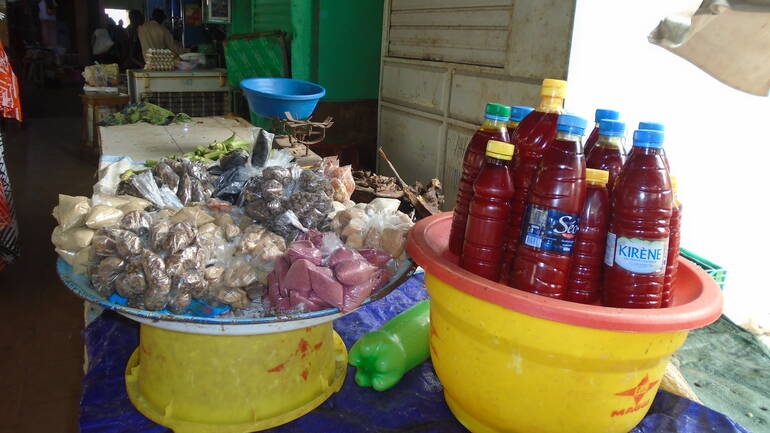 Ein Marktstand mit den Produkten, die Tening verkauft
