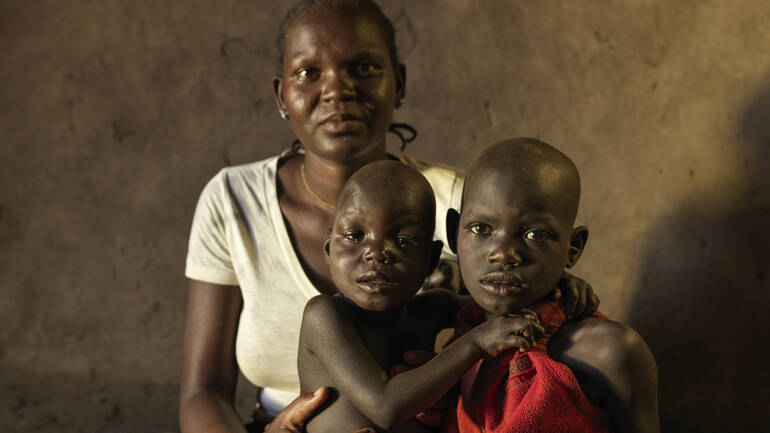 Chepengat mit ihrer Tante Jackline und ihrer Schwester Chepoisho Chepengat mit ihrer Tante Jackline und ihrer Schwester Chepoisho