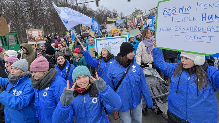 Mitarbeitende von Aktion gegen den Hunger bei der "Wir haben es satt"-Demo 2023 in Berlin.