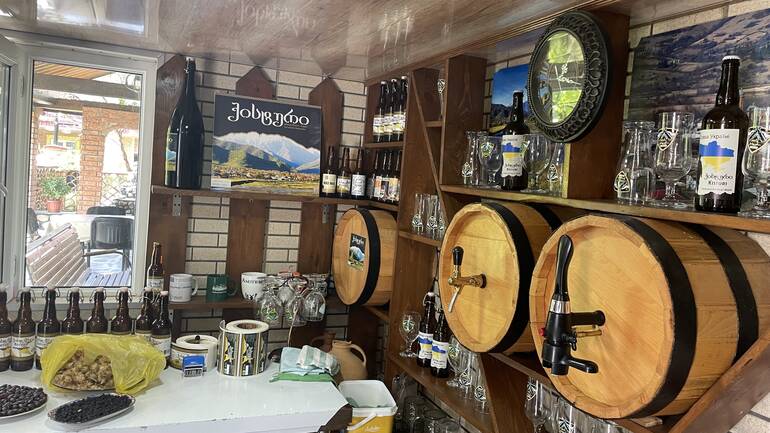 Innenraum einer Brauerei für alkoholfreies Bier in Georgien