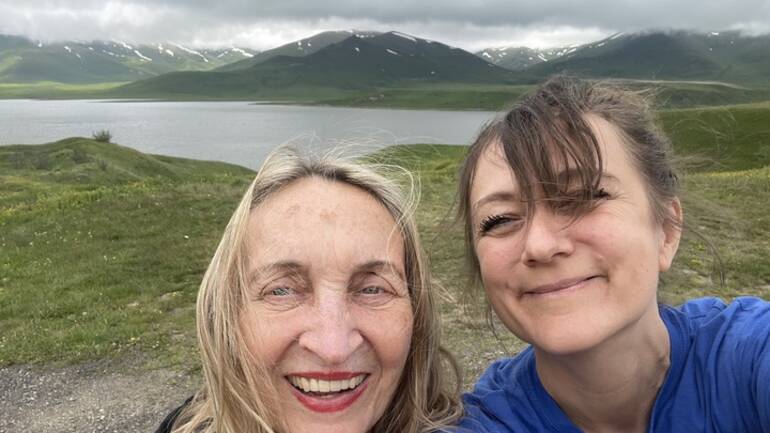 Selfie von Vorstandsvorsitzender Cornelia Richter und Geschäftsführerin Dr. Helene Mutschler vor den in Nebel gehüllten Bergen