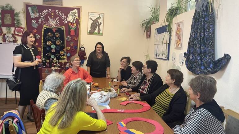 Besucherinnen des Gemeindezentrums in Jerewan
