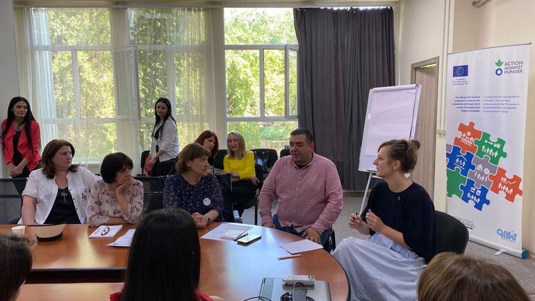 Teilnehmende am Shuttle-Programm in Jerewan sprechen mit Dr. Helene Mutschler