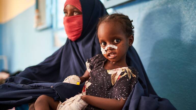 Koubra Ali hat ihre vierjährige Tochter Achta Mahamat wegen Mangelernährung in das von Aktion gegen den Hunger unterstützte Gesundheitszentrum gebracht.