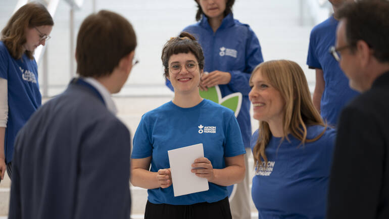 Campaignerin Laura Wagener im Gespräch mit Ministerialdirigent Graf von Keyserlingk.