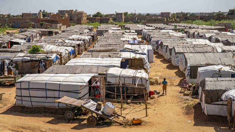 Dicht an dich stehen die weißen Zelte in einem Geflüchtetenlager in Mali