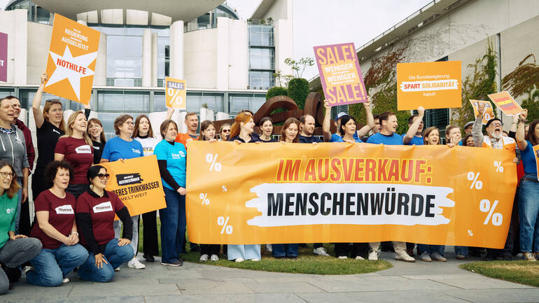Hilfsorganisationen protestieren vor dem Kanzleramt