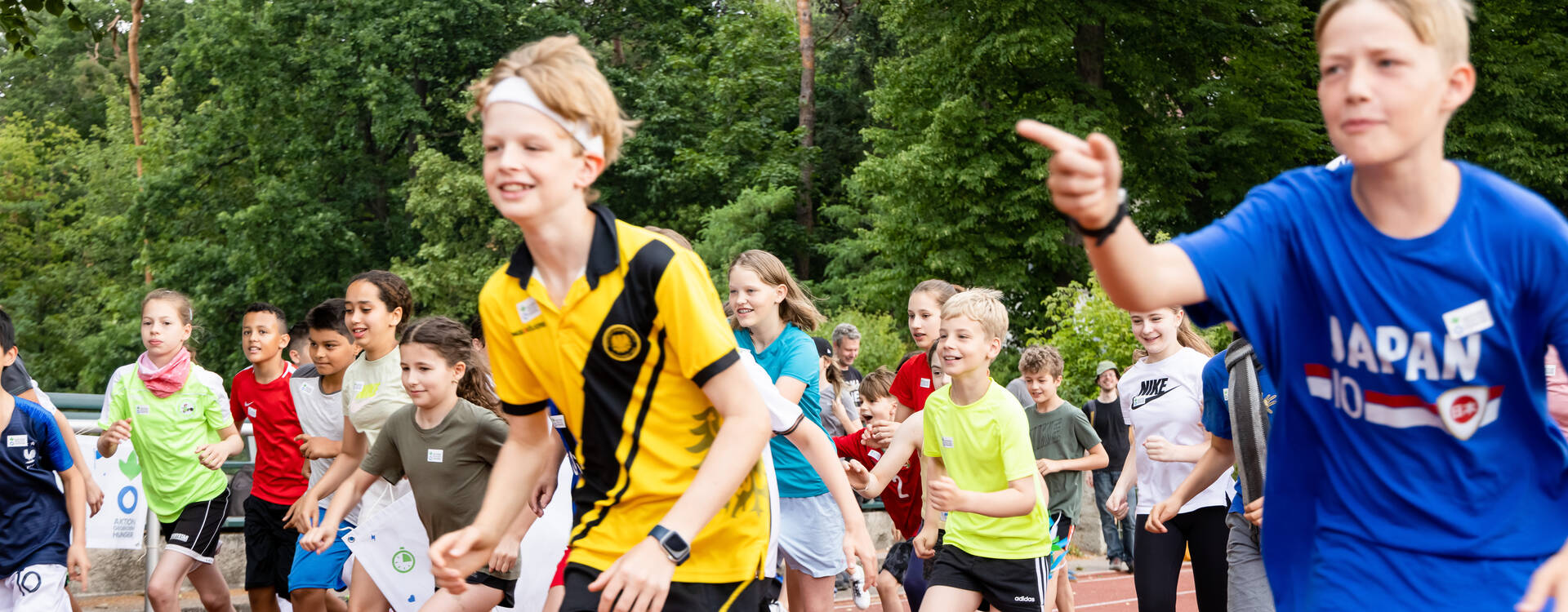 Schüler*innen laufen