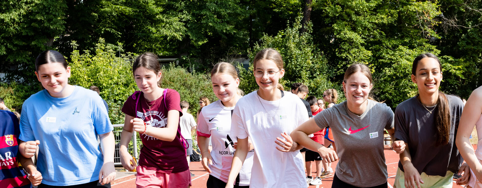 Kinder zeigen sportliches Engagement für den Lauf gegen den Hunger.