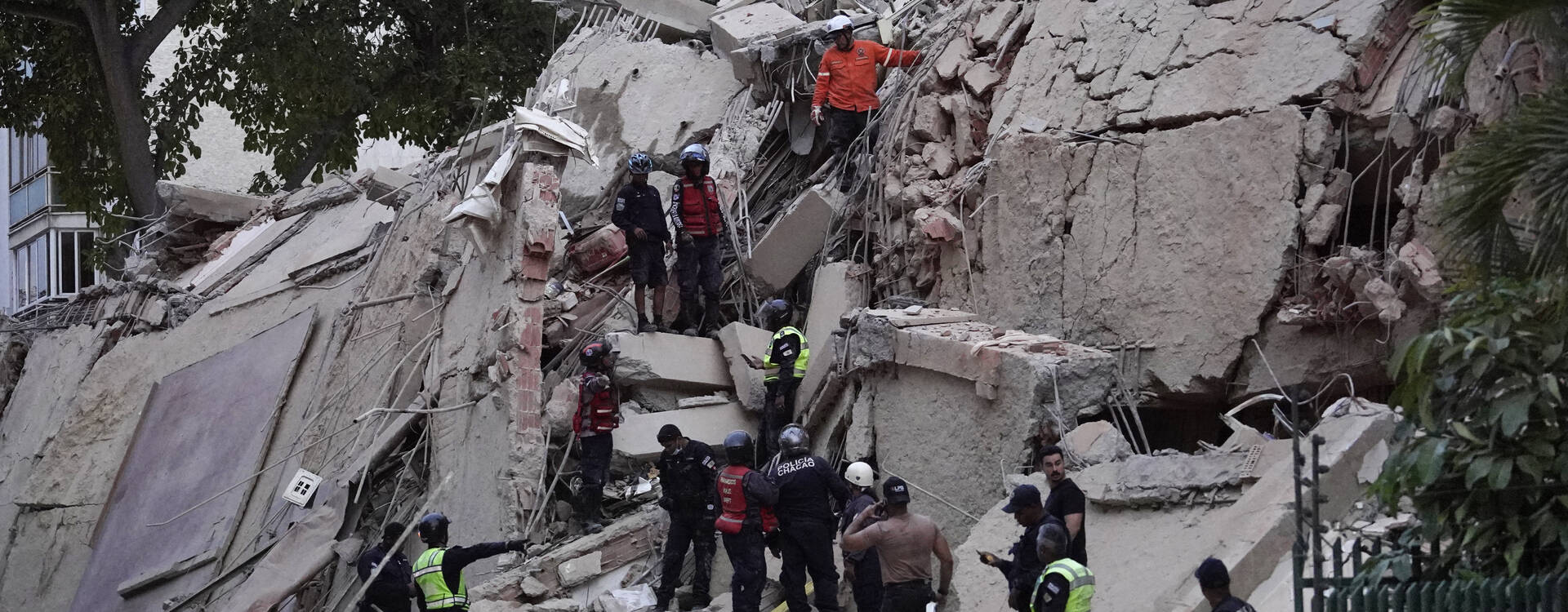 Rettungskräfte bei Nothilfe nach Erdbeben in Caracas, Venezuela