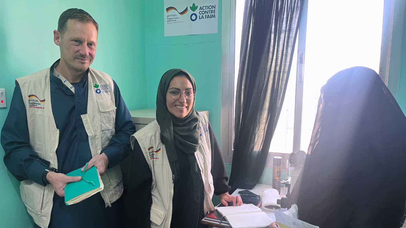 Unsere Teammitglieder Arne und Farah mit einer jemenitischen Kollegin in einem der von Aktion gegen den Hunger unterstützten Gesundheitszentren